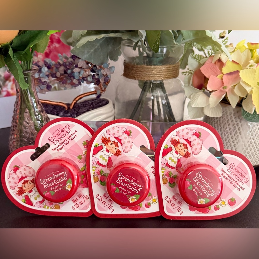 🆕🍓 STRAWBERRY SHORTCAKE STRAWBERRY SCENTED LIP SCRUB TRIO. BRAND NEW SEALED.
